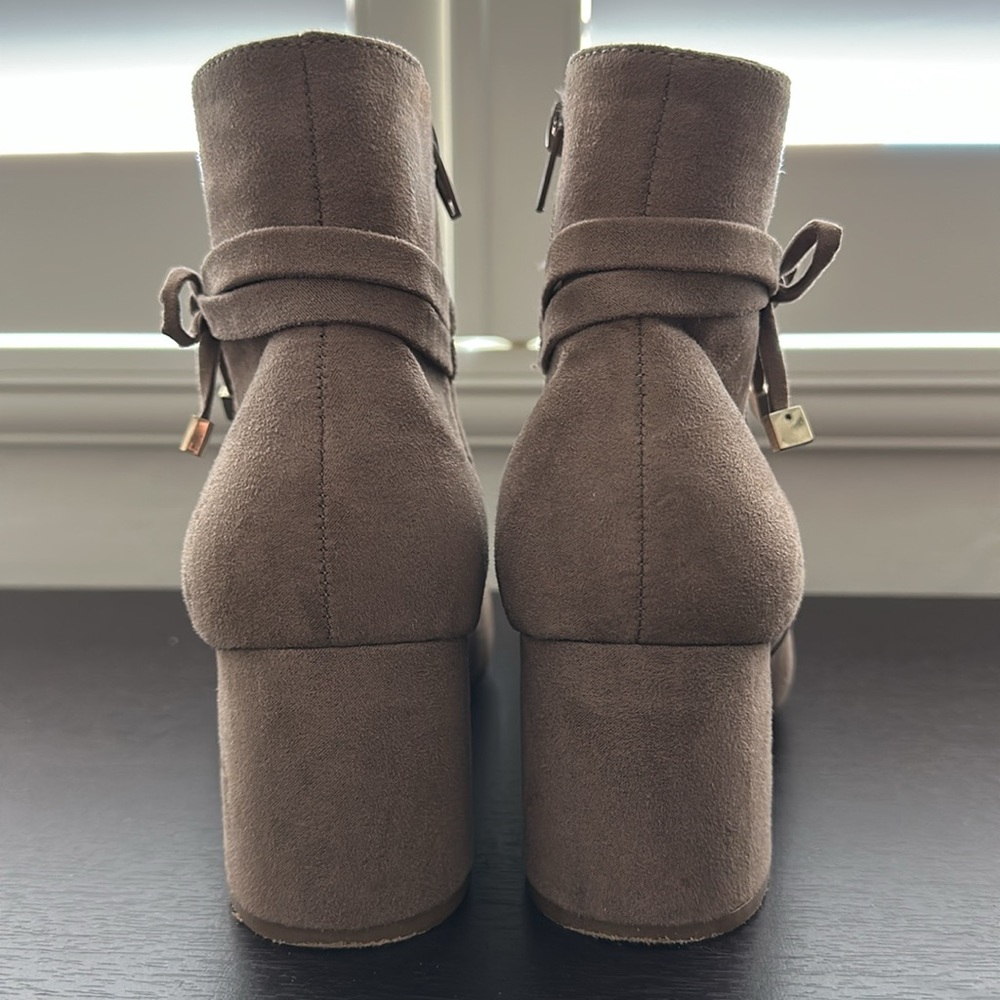 Kelly & Katie tan suede like ankle boot / bootie with bows - Picture 4 of 9